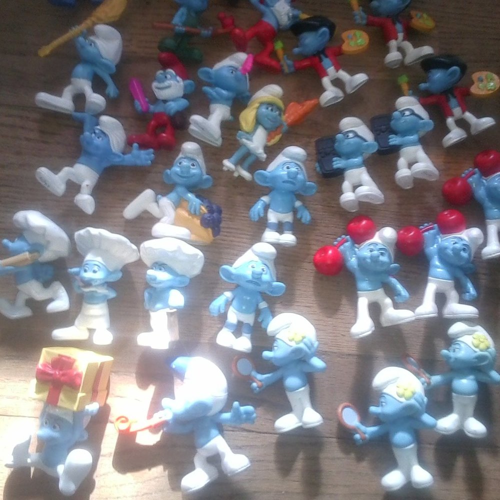 2013 complete MIB Smurf set w/ 31 extra figurines & 11 softcover books
